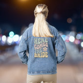 Hier komt de bruid Retro Bachelorette Party Denim Jacket