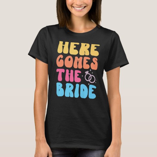 Hier Komt De Bruid Retro Groovy Bachelorette Par T-shirt (Voorkant)