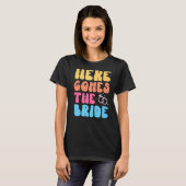 Hier Komt De Bruid Retro Groovy Bachelorette Par T-shirt (Voorkant volledig)