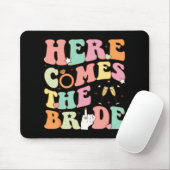 Hier komt de bruid vrijgezellenfeest bruiloft muismat (Met muis)