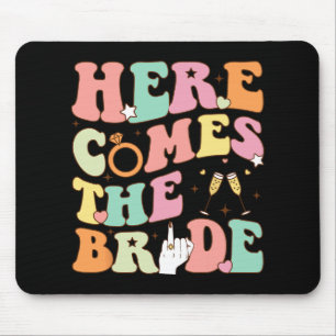 Hier komt de bruid vrijgezellenfeest bruiloft muismat