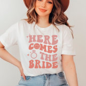 Hier komt de bruinretro Bachelorette bruiloft T-shirt