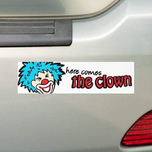 Hier komt de clown bumper sticker (Op auto)