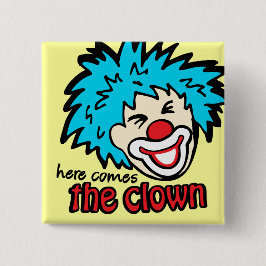 Hier komt de clown knoop/badge in geel vierkante button 5,1 cm