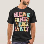 Hier komt de feestbruid Groovy Bachelorette Match T-shirt (Voorkant)