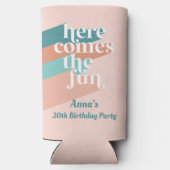 Hier komt de Fun Birthday Bachelorett Koelbox Seltzer Blikjeskoeler (Achterkant)