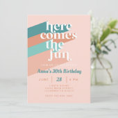 Hier komt de Fun Retro Boho 30ste Verjaardagsfeest Kaart (Staand voorkant)