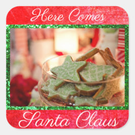 Hier komt de kerstkeuken van de kerstman. vierkante sticker
