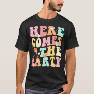 Hier komt de Party Bruid Groovy Bachelorette Wedst T-shirt