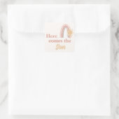 Hier komt de Son Boho-regenboog Vierkante Sticker (Tas)