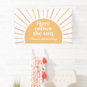 Hier komt de Sun Boho Sunshine-verjaardag Spandoek (Insitu)