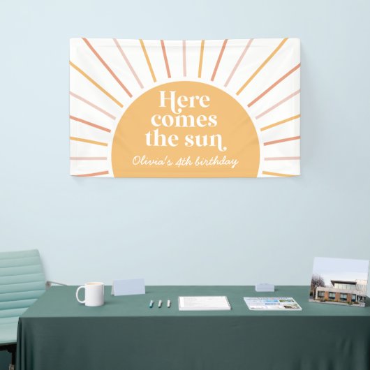 Hier komt de Sun Boho Sunshine-verjaardag Spandoek (Beurs)