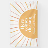 Hier komt de Sun Boho Sunshine-verjaardag Spandoek (Verticaal)