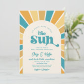 Hier komt de Sun Co-Ed Baby shower-uitnodiging Kaart (Staand voorkant)