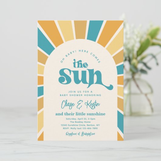 Hier komt de Sun Co-Ed Baby shower-uitnodiging Kaart (Staand voorkant)