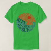  hier komt de Sun Cute Retro 70 s Beach Vac T-shirt (Design voorkant)