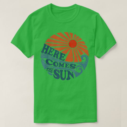  hier komt de Sun Cute Retro 70 s Beach Vac T-shirt (Design voorkant)