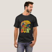 Hier komt de Sun Retro Zomervibes Hippie Boho T-shirt (Voorkant volledig)