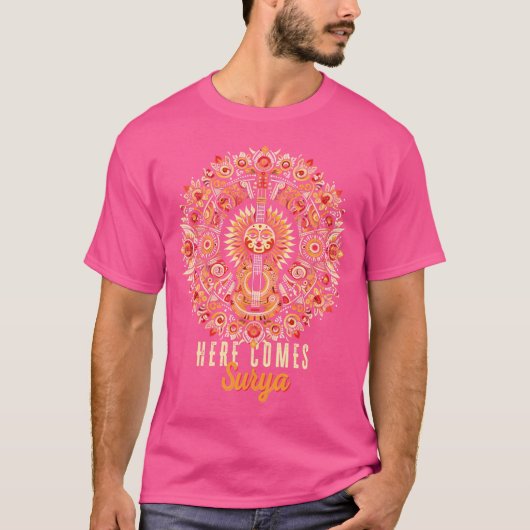 Hier komt de... Surya T-shirt (Voorkant)