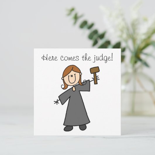 Hier komt de uitnodiging van de rechter (Staand voorkant)