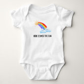 Hier komt de zon Baby Bodysuit. Romper (Voorkant)
