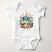 Hier komt de zon Baby Shower Romper (Voorkant)