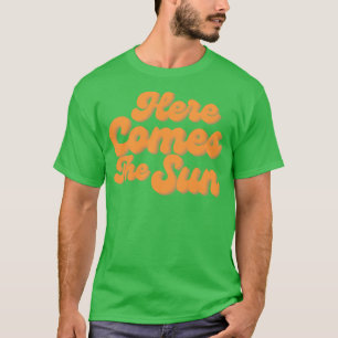 Hier komt de zon leuke zomer strand zand Surf desi T-shirt