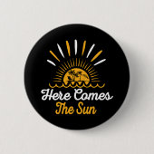 Hier Komt De Zon Ronde Button 5,7 Cm (Voorkant)