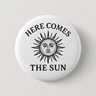 Hier Komt De Zon Ronde Button 5,7 Cm