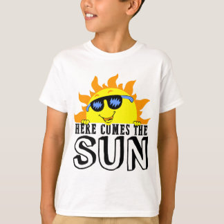 Hier komt de zon strand liefhebber zomer vakantie  t-shirt