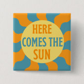 Hier komt de zon vierkante button 5,1 cm (Voorkant)