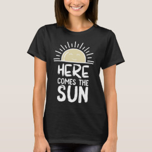 Hier komt de zon zonnige zonnige gelukkige dagen b t-shirt