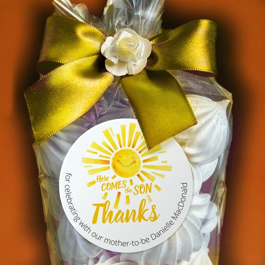 Hier komt de zoon gele zon grillige baby shower ronde sticker