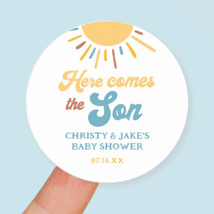 Hier komt de zoon jongen baby shower favors ronde sticker