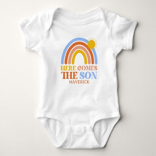 Hier komt de zoon Rainbow Boy Romper (Voorkant)