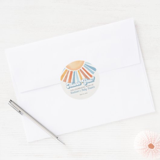 Hier komt de zoon zonneschijn Baby shower gunst Ronde Sticker (Envelop)