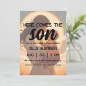 Hier komt de zoon zonneschijn baby shower uitnodig kaart (Staand voorkant)