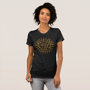 Hier komt de Zwarte T-Shirt van de zon