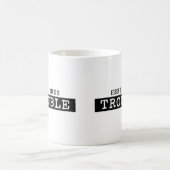 HIER KOMT EEN TROUBLE T-shirt Koffiemok (Center)