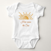 Hier komt het Baby shower Son Sunshine Yellow Ray Romper (Voorkant)
