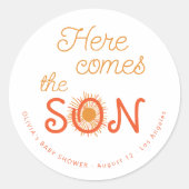 Hier komt het baby shower van de zonneschijnjongen ronde sticker (Voorkant)