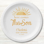 Hier komt het Baby shower van de zoon Papieren Bordje<br><div class="desc">Versier het baby shower van je jongen met een zonneterthema met deze schattige papieren borden. Ze hebben de tekst "Here Comes The Son" in stijlvolle typografie met een geel waterverf zon. Gemakkelijk aan te passen. Originele Waterverf © Michele Davies.</div>