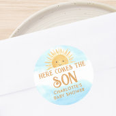 Hier komt het Baby shower van de zoon Ronde Sticker