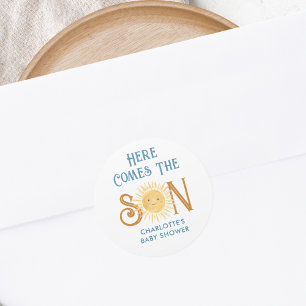 Hier komt het Baby shower van de zoon Ronde Sticker