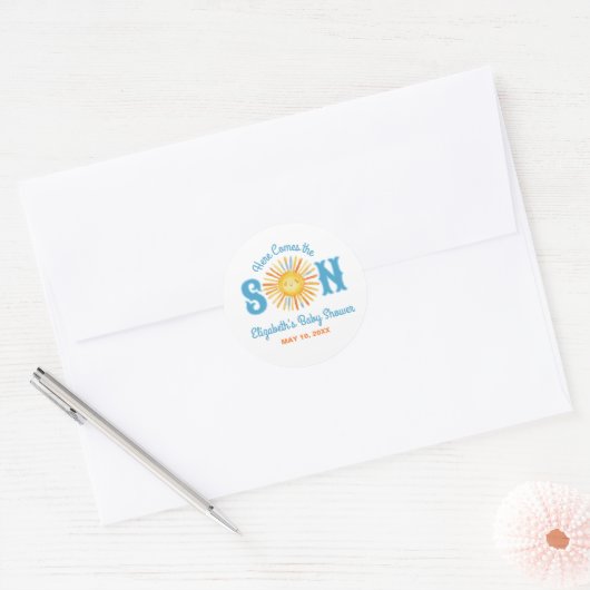 Hier komt het Baby shower van Son Sunshine Ronde Sticker (Envelop)