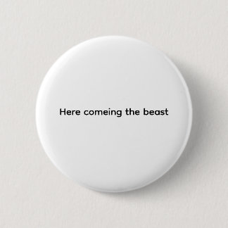 Hier komt het beest aan ronde button 5,7 cm