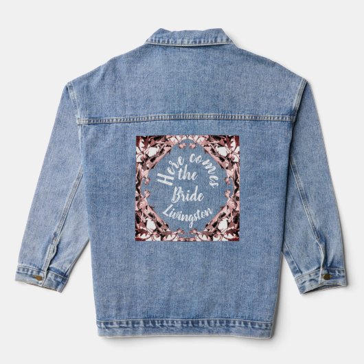 Hier komt het bruidsboog Vrijgezellenfeest cadeau Denim Jacket (Achterkant)