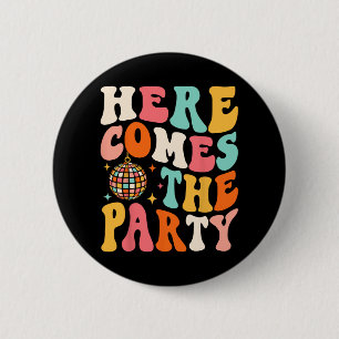 Hier komt het feest Retro vrijgezellenfeest Bruids Ronde Button 5,7 Cm