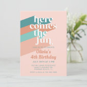 Hier komt het Fun Retro Boho Verjaardagsfeest Kaart (Staand voorkant)