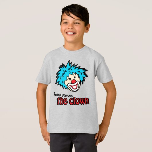 Hier komt het kinder t-shirt met de clown (Voorkant volledig)